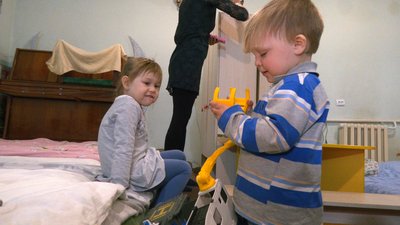 Дідусь із малятком. Історія порятунку родини Платових Дідусь із малятком. Історія порятунку родини Платових
