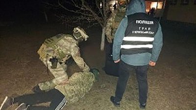Поліція затримала підозрюваних у розбійному нападі на лісівника на Чернігівщині Поліція затримала підозрюваних у розбійному нападі на лісівника на Чернігівщині
