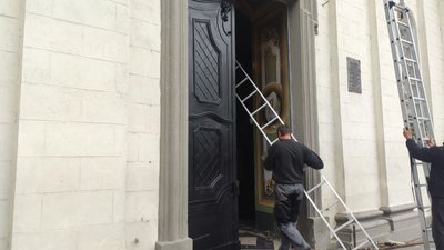 В Архикатедральму соборі УГКЦ в Тернополі встановлюють відреставровані двері