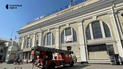 З Одеського залізничного вокзалу приберуть радянську символіку З Одеського залізничного вокзалу приберуть радянську символіку