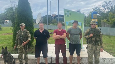 Трьох чоловіків затримали біля кордону на Закарпатті