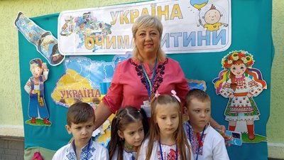 "Україна очима дитини": у житомирському дитсадку до Дня Державності діти виготовляли українську символіку "Україна очима дитини": у житомирському дитсадку до Дня Державності діти виготовляли українську символіку