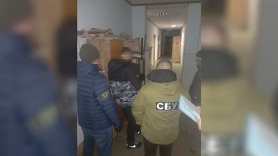 Працівники СБУ під час обшуку Працівники СБУ під час обшуку