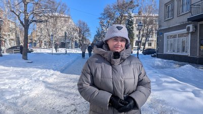 Кликуни в зимових шарфах і шапках