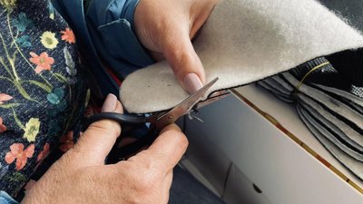 Волинянка за рік війни пошила п'ять тисяч устілок для військових Волинянка за рік війни пошила п'ять тисяч устілок для військових
