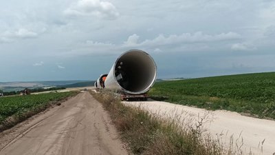 Великогабаритні вантажі на дорозі в Залізцях Великогабаритні вантажі на дорозі в Залізцях