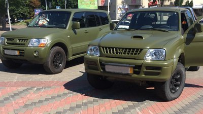 Плюс два пікапи на передову: черкаські доброчинці передали автівки для української армії