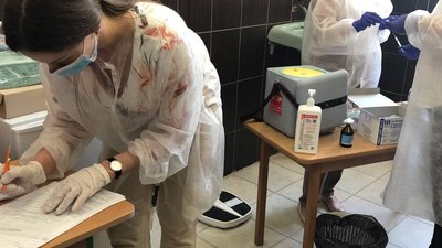 Учителі Ужгородської школи №19 отримали першу дозу вакцини Pfizer Учителі Ужгородської школи №19 отримали першу дозу вакцини Pfizer
