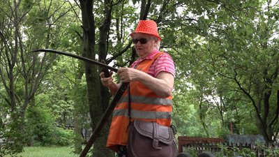 Економія пального: в Черкасах на прибудинкових територіях двірники косять траву вручну