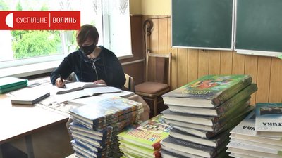 Вчителі волинських шкіл перервуть відпустки, щоб вручити дітям атестати