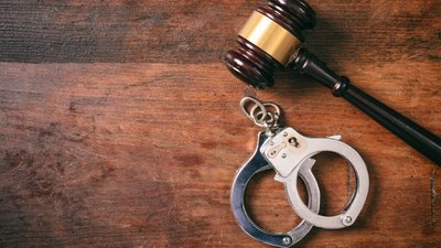 На Хмельниччині ув’язнили школяра, який вбив жінку