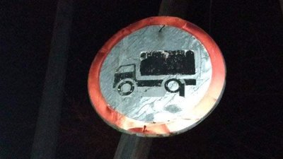 У Коропщині через фуру заблокований рух дерев’яним мостом У Коропщині через фуру заблокований рух дерев’яним мостом