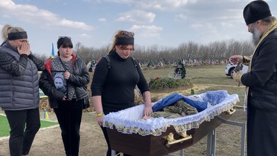 Поховали в чужому місці, бо дім — в окупації. Історія 20-річного танкіста з Луганщини Поховали в чужому місці, бо дім — в окупації. Історія 20-річного танкіста з Луганщини