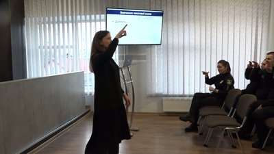 "Щоб не відчувати бар'єрів у спілкуванні" — майбутні поліцейські у Житомирі вивчають жестову мову "Щоб не відчувати бар'єрів у спілкуванні" — майбутні поліцейські у Житомирі вивчають жестову мову