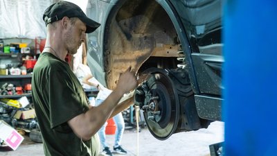 У дніпровському автосервісі безкоштовно ремонтують автівки для фронту У дніпровському автосервісі безкоштовно ремонтують автівки для фронту