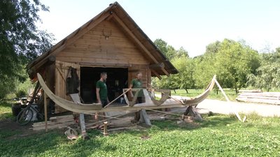Зменшена копія: у Рівному на Оствиці споруджують вітрильний човен вікінгів