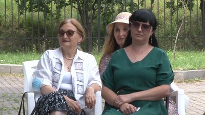 "Бібліотека під парасолькою": у Черкасах розпочалась вулична акція "Бібліотека під парасолькою": у Черкасах розпочалась вулична акція