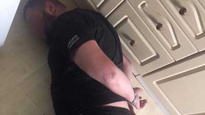 Погрожували пістолетом та відібрали телефони: у Вінниці затримали групу озброєних осіб