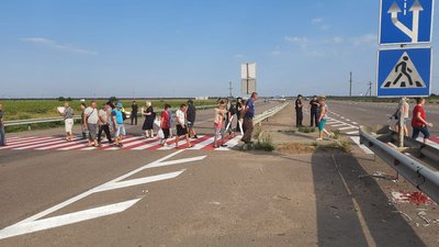 Жителі села Таврійське на Херсонщині перекрили трасу Херсон - Миколаїв Жителі села Таврійське на Херсонщині перекрили трасу Херсон - Миколаїв