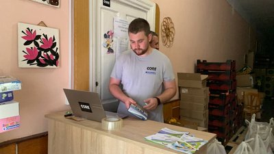 У волонтерському штабі на Тернопільщині переселенцям видають продуктові набори У волонтерському штабі на Тернопільщині переселенцям видають продуктові набори