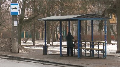 "У одного підприємства закінчився договір, друге не розпочало роботу". У Сумах не прибирають зупинки "У одного підприємства закінчився договір, друге не розпочало роботу". У Сумах не прибирають зупинки