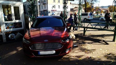 ДТП у Житомирі: автомобіль в'їхав на зупинку громадського транспорту – є потерпілі