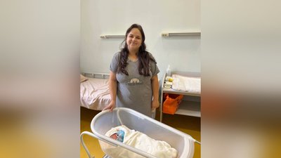 Пацієнтка Анджела з новонародженою донькою