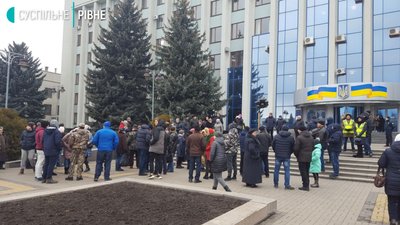Під Рівненську ОДА прийшли противники будівництва заводу "Kronospan" Під Рівненську ОДА прийшли противники будівництва заводу "Kronospan"