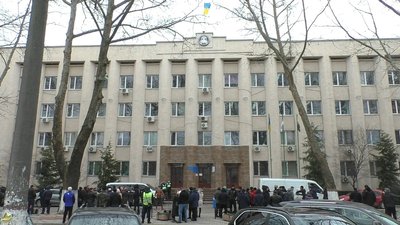 Проти штрафів. Миколаївські аграрії влаштували акцію під стінами податкової служби області Проти штрафів. Миколаївські аграрії влаштували акцію під стінами податкової служби області