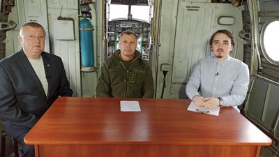 Військовий льотчик першого класу, полковник запасу Олександр Рижов, заступник командира по роботі з особовим складом Гвардійської авіаційної бази національної гвардії України (військова частина 2269) Юрій Криндач та журналіст Кирило Поліщук Військовий льотчик першого класу, полковник запасу Олександр Рижов, заступник командира по роботі з особовим складом Гвардійської авіаційної бази національної гвардії України (військова частина 2269) Юрій Криндач та журналіст Кирило Поліщук