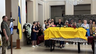 Прощання із загиблим військовослужбовцем Русланом Чернявським