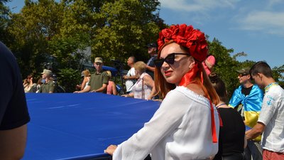 У центрі Одеси розгорнули 30-метровий прапор України. Фоторепортаж