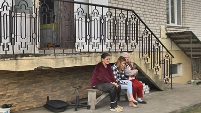На Волині в будинок, який стояв пусткою, заселили три родини переселенців На Волині в будинок, який стояв пусткою, заселили три родини переселенців