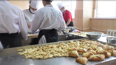 Майже 28 кг печива спекли для воїнів ООС студенти Ужгородського профучилища Майже 28 кг печива спекли для воїнів ООС студенти Ужгородського профучилища