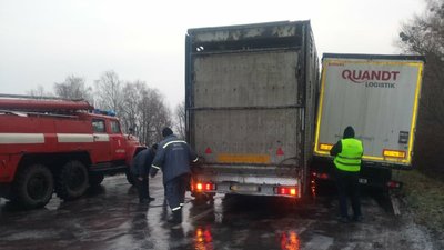 На Житомирщині через погіршення погодних умов рятувальники відбуксирували 7 вантажівок На Житомирщині через погіршення погодних умов рятувальники відбуксирували 7 вантажівок