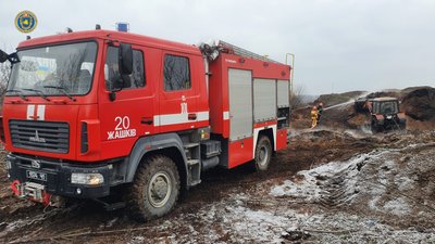 На Черкащині рятувальники ліквідували пожежу площею 100 квадратних метрів На Черкащині рятувальники ліквідували пожежу площею 100 квадратних метрів