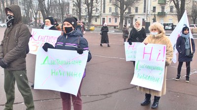 Батьки хмельницьких школярів висловилися проти запровадженого на час локдауну дистанційного навчання. Фото: Суспільне. Батьки хмельницьких школярів висловилися проти запровадженого на час локдауну дистанційного навчання. Фото: Суспільне.