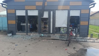 Пошкоджений магазин після удару в Золочеві