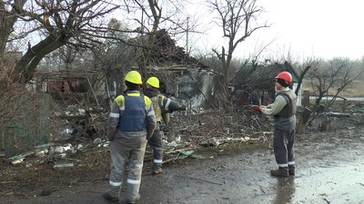 Пошкоджені будинки обстріл армія РФ РСЗВ "Урагани" селище Цукурине Донецька область Пошкоджені будинки обстріл армія РФ РСЗВ "Урагани" селище Цукурине Донецька область