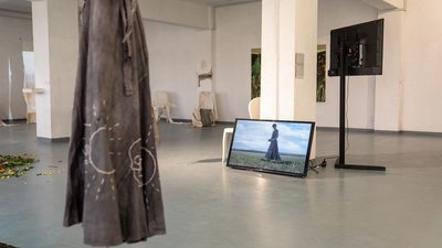 В інженерній майстерні в Чернівцях митці-переселенці створюють скульптури з брухту В інженерній майстерні в Чернівцях митці-переселенці створюють скульптури з брухту