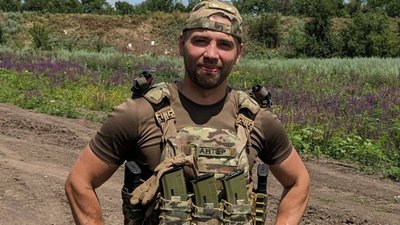 Проповз два кілометри з пораненими ногами: історія бійця Євгенія Козярчука з Рівного Проповз два кілометри з пораненими ногами: історія бійця Євгенія Козярчука з Рівного