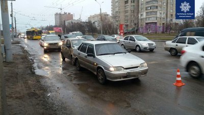 Три автівки зіштовхнулись зранку у Сумах