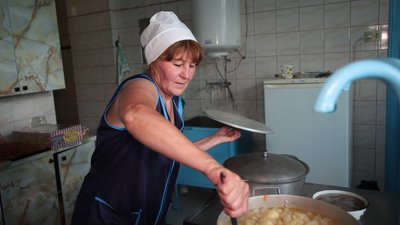 500 вареників, 300 пиріжків, дві каструлі картоплі щодня. В одному з сіл Дніпропетровщини готують обіди для бійців