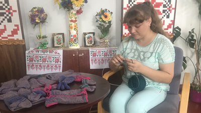 Вінницькі майстрині передали у Центр матері й дитини вʼязані речі для недоношених дітей Вінницькі майстрині передали у Центр матері й дитини вʼязані речі для недоношених дітей