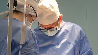 "Навчаюсь постійно". 70-річний онкохірург з Кропивницького майже пів століття лікує людей