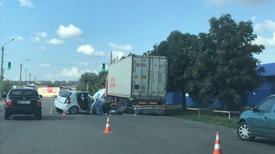 Під Одесою автівка врізалась в припарковану вантажівку, одна людина загинула Під Одесою автівка врізалась в припарковану вантажівку, одна людина загинула