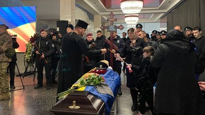 "Ми дамо обітницю продовжити їхню справу": у Черкасах попрощалися із загиблими на Херсонщині поліцейськими