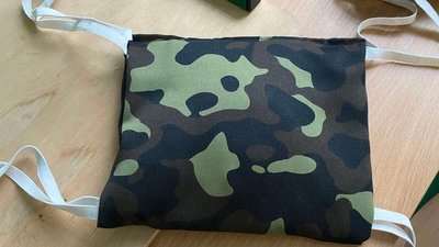 Дніпропетровщина: у гімназії міста Кам'янського налагодили випуск наколінників для бійців Дніпропетровщина: у гімназії міста Кам'янського налагодили випуск наколінників для бійців
