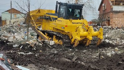 У Сумах почали розбирати завали будинків після авіаційної бомби У Сумах почали розбирати завали будинків після авіаційної бомби