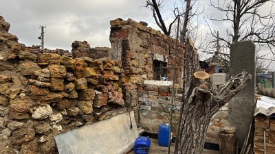 Зруйнований будинок Володимира. Зруйнований будинок Володимира.